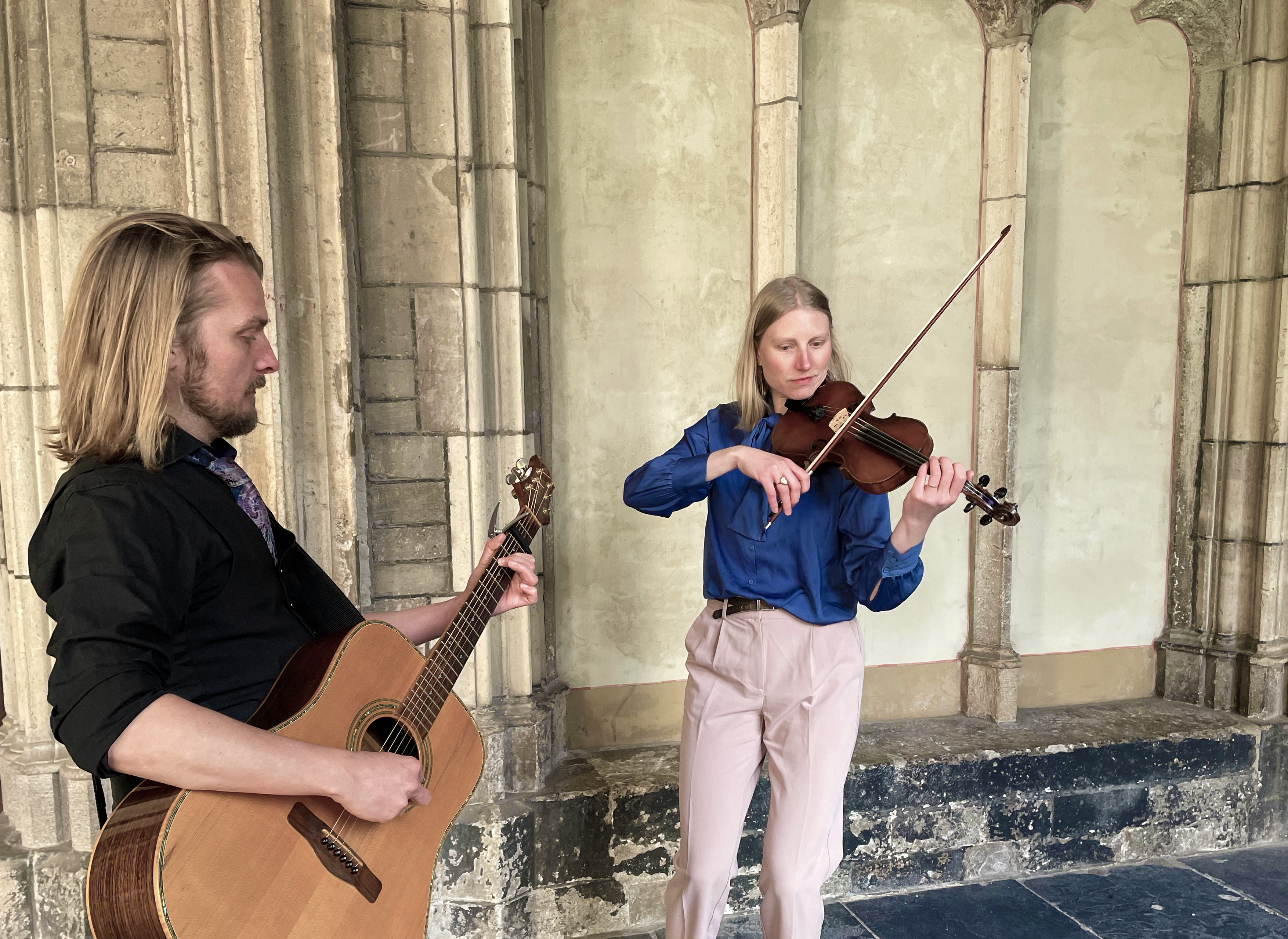 Live muziek tijdens de plechtigheid. Kippenvel!