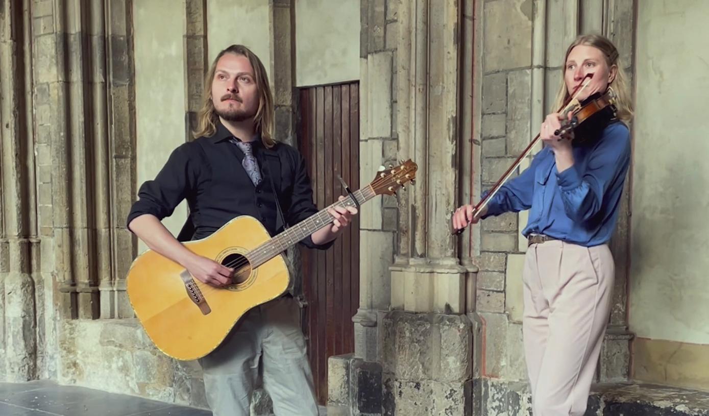 Live muziek tijdens de plechtigheid. Kippenvel!